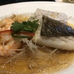 龍天門 - 広東料理を代表するお料理「清蒸魚」的な一皿/お魚はヒラメですがそれらしくクエ入り醤油スープ掛け