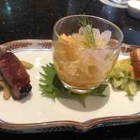 龍天門 - 鴨の梅ソースは春キャベツと桜エビの和物と/白木耳のスイートチリ風味ディル乗せ/叉焼はスパイスの効いた蓮根に乗せて