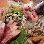 大真 - 刺し盛り（炙りアブラメ、イナダ、甘エビ、背黒いわし、ホヤ、カジキ）