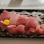 マルフジ - 鮪に菊乗せがち