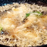 居酒屋 味平 - アスリート大将の鉄鍋（天ぷらが揚がる様子）