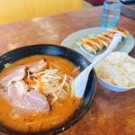 くるまやラーメン - “味噌チャーシュー”・“餃子”・“半ライス”
