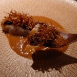 銀座 有涯 - 下に玉葱のソースを敷いて、上に焦がし白髪葱