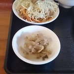 大衆菜館 - ザーサイとミニサラダ