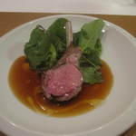 レンゲ - ニュージーランド産の乳飲み子羊　バジルソースで
      