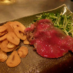 シャカ - 薄切りのステーキとニンニクチップ