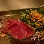 シャカ - 薄切りステーキとニンニクのみじん切り