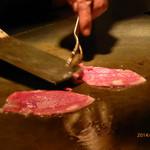 シャカ - 薄切りステーキを焼いているところ