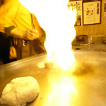 シャカ - チャーハンを作っている最中。炎が立ちます