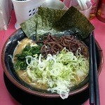 王道家 - ラーメン中盛＋薬味ネギ・きくらげ増し