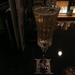 Bar H - TSUBAKIリキュール　椿の茶葉をつけたウォッカを使用したモスコミュール。刺々しさが軽くなりつつ少しの苦味がいいアクセントに。素晴らしい一品でした。