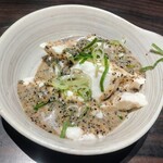 おくどさん - 豆腐にごまドレをかけたもの