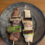 鳩家 - 左・きも串180円　右・ひな串170円