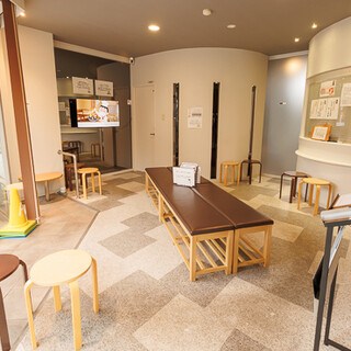 待合室で記名後、入店前にスマホで注文。スタッフのサポートも可