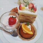 Strawberry Fields - ケーキ4種⋯苺ショートケーキ、苺のムース、オレンジのアーモンドケーキ、苺の焼き込みタルト