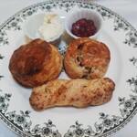 Strawberry Fields - スコーン⋯プレーン、シナモン、チーズ