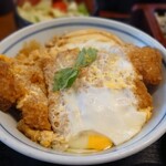 そば処 長岡屋 - カツ丼  よく見ると中心がかなり凹んでいる 小盛りのご飯てした