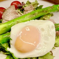 tanpopo 北新地本店 - アスパラと豚バラのサラダ～半熟玉子のせ～