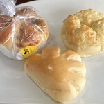 月の峠 - チーズ＆ベーコン（左上）
      380円
      チーズぱん（右上）
      290円
      クリームぱん（下）
      260円