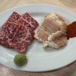 焼肉やっちゃん - サーロイン山葵醤油・テッチャン特製スパイス（ハーフサイズ）