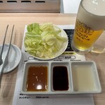 焼肉やっちゃん - 生ビール・お通し（生キャベツ）