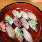 すし小銭 - 【左→右】◾️奥　平目・スズキ・ヒラマサ　◾️中　鰯・マルゴ・クツ・鰯　◾️手前　鰆・鯵・太刀魚（炙り）　