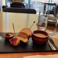 The Living Room with SKY BAR - 