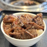 焼肉おくう - 贅沢に肉丼