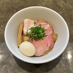 RAMEN ROOM 18 - 地鶏の鶏油混ぜそばチャーシュー味玉