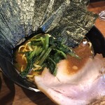 ラーメン 末廣家 - アップ　スモーキー焼豚がオーバーフロー