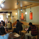 たこ焼道楽 わなか - 店舗2階のイートイン。広くはないですがゆっくり食べれます