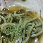 てづくり舎 ふぁ～もあ - だてうどん（ハーフサイズ）真ん中にふりかけられてる緑の粉末が蓼（だて）