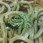てづくり舎 ふぁ～もあ - だてうどん（ハーフサイズ）真ん中にふりかけられてる緑の粉末が蓼（だて）