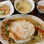 プリックタイ - グリーンカレーとバジル炒めご飯ランチ