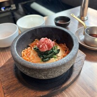 焼肉うしごろ 新宿三丁目店 - 桜海老と和牛、筍の石焼ご飯