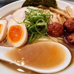 月麺 - 魚介の風味がほんのりと漂い、バランスが絶妙な一杯♪