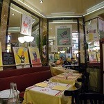 Brasserie Les Voiles - 店内はカジュアルでポップ