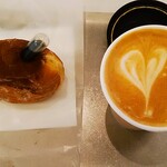 Qu'est-ce que c'est? - ティラミスドーナツとカフェラテHOT