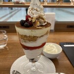 ミルク&パフェ よつ葉ホワイトコージ - 