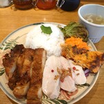 CHALO - ガイヤーンとカオマンガイのハーフ＆ハーフ1,000円✨この日の週替わりメニューのガイヤーンと人気レギュラーメニューの合盛りプレート♡鶏肉は共にしっとり！ミニオムレツやキャロットラペも美味しいです。