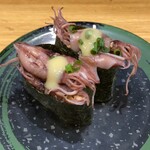 すし食いねぇ！ - ホタルイカ、酢味噌がけ。軍艦にこんなにのせちゃうの〜！？