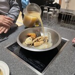 花くじら - 店員さんが出汁を入れスタート！