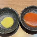 感動の肉と米 - 辛子マヨネーズ（左）、ニンニクケチャップ（右）