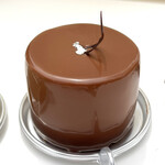 ラヴニュー - リーム　濃厚で味わい深いチョコに 西洋なしが合わさることでケーキにさらなる深みが出てます(*´◒`*)♫