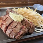 肉最強伝説 - 柔らかい肉！と規則正しい並びのモヤシ
      焼き石で好みに焼いても柔らかい…