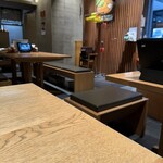 山本屋本店 - 広い店内