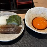 297493932 - 珍しい卵の黄身をつける食べ方