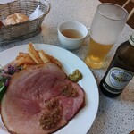 バイエルン - 自家製ボンレスハムのステーキ(2000円)とヴァルシュタイナー(330ml、600円)