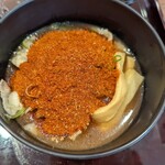 はなまるうどん - つけ汁に唐辛子投入、半端ない