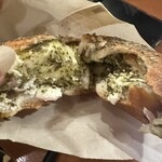 123BAGEL - ハムとチーズのジェノベーゼ　割ったところ